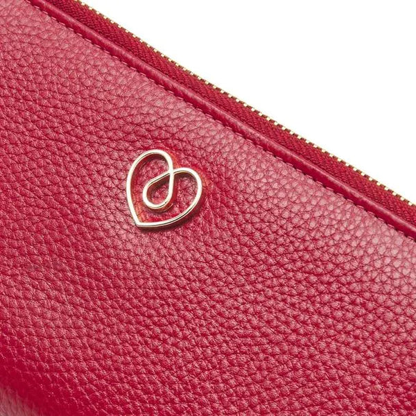 Diabetic case in vibrant pink leather with gold heart detail from Sweet Collection.