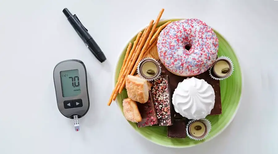 dexcom g7 vs freestyle libre 3 comparison image showing two cgm sensors for diabetes monitoring device comparison
